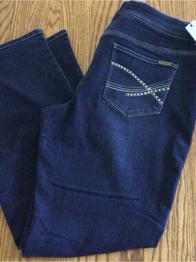 Chico’s So Slimming Dark Wash Boot Cut Detailed Pocket New 1.5 Short
